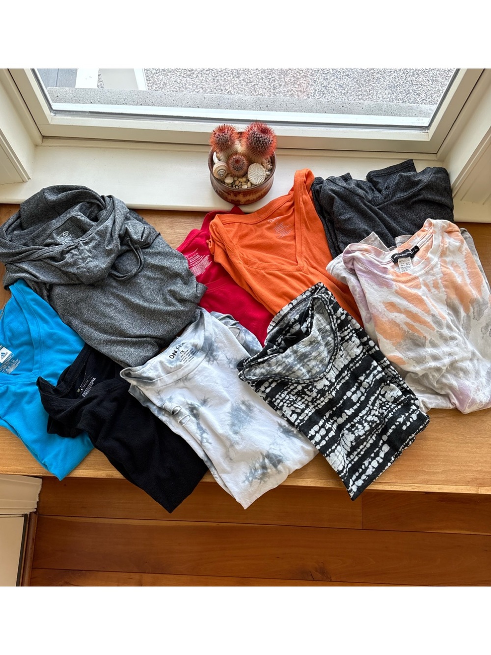Lot XL Short Sleeve Tees and 2 LightHoodies - Tie Dye, Black, Gray, Blue, Orange